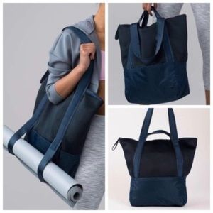Lululemon “Hot Mesh” tote